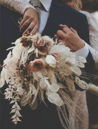 тренды свадебной флористики 2021, выбеленные цветы в декоре свадьбы 