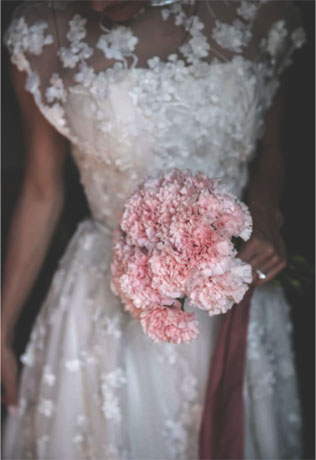 тренды свадебной флористики 2021, букет невесты из гвоздик 
