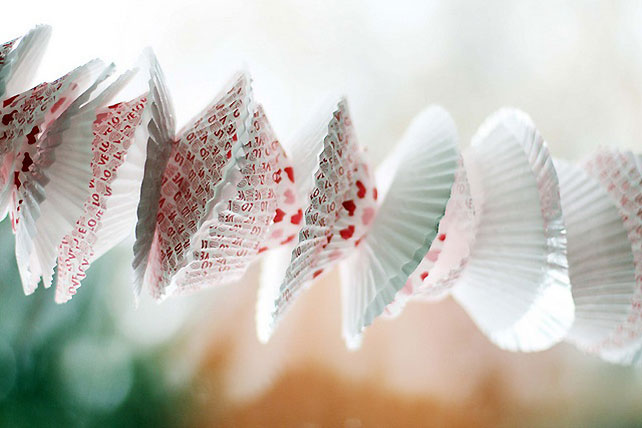 свадебный декор из обёрток для капкейков, бумажные гирлянды