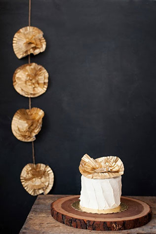 свадебный декор из обёрток для капкейков, бумажные гирлянды