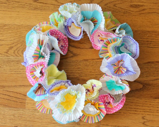 свадебный декор из обёрток для капкейков, венки