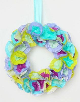 свадебный декор из обёрток для капкейков, венки