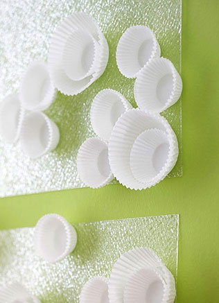 свадебный декор из обёрток для капкейков, настенный дизайн