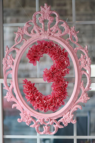 свадебный декор из обёрток для капкейков, цифры и буквы