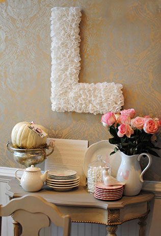 свадебный декор из обёрток для капкейков, цифры и буквы