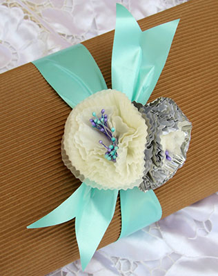 свадебный декор из обёрток для капкейков, приглашения