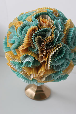 свадебный декор из обёрток для капкейков, бумажные помпоны