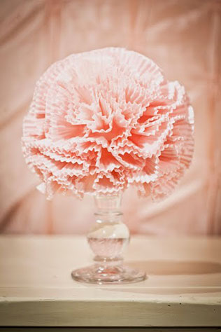 свадебный декор из обёрток для капкейков, бумажные помпоны