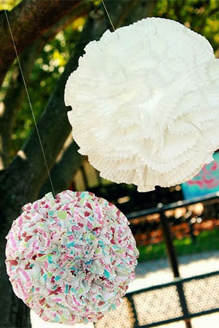 свадебный декор из обёрток для капкейков, бумажные помпоны