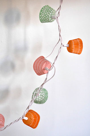 свадебный декор из обёрток для капкейков, освещение