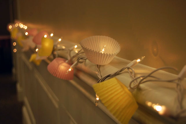 свадебный декор из обёрток для капкейков, освещение