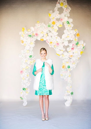 свадебный декор из обёрток для капкейков, фон для фотосессии