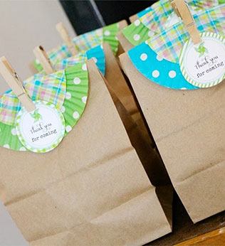 свадебный декор из обёрток для капкейков, декор бонбоньерок