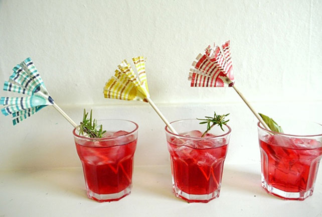 свадебный декор из обёрток для капкейков, украшения для напитков