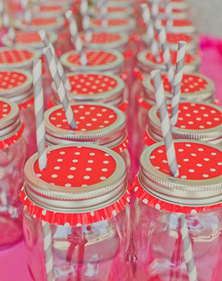 свадебный декор из обёрток для капкейков, украшения для напитков