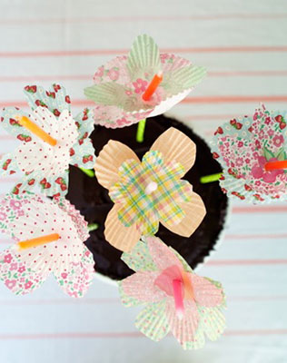 свадебный декор из обёрток для капкейков, украшения для напитков