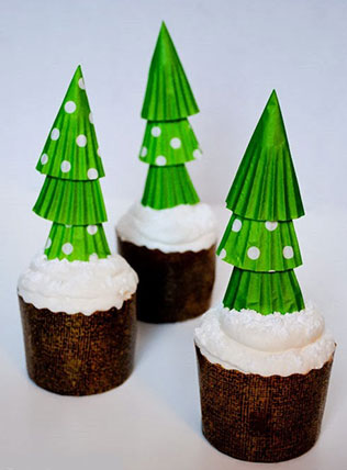 свадебный декор из обёрток для капкейков, рождественские ёлочки