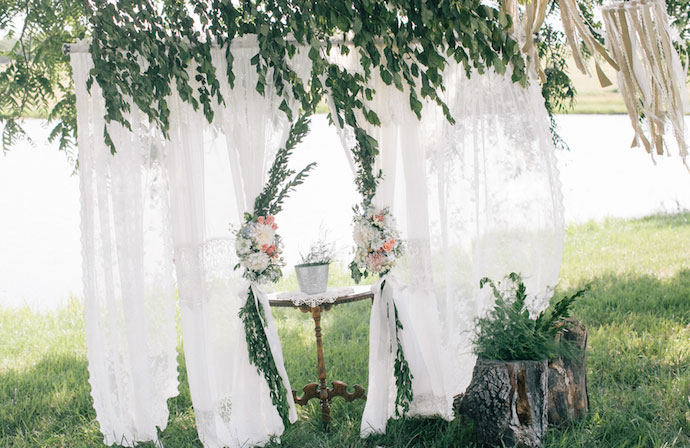 идеи для выездной регистрации, арка с кружевной занавеской
