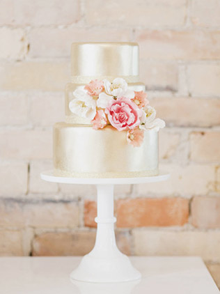 Золотой торт с живыми цветами 