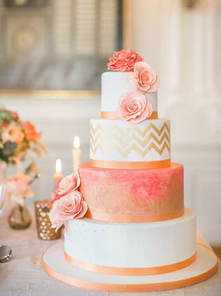 Коралловый торт с живыми цветами 