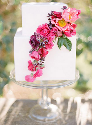 Белый торт c множеством живых ярких цветов