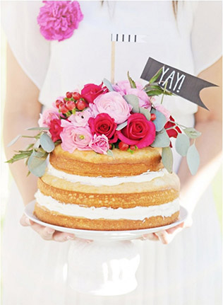 Торт c живыми цветами: голые коржи и розовые цветы