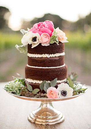 Торт с голыми коржами c живыми цветами