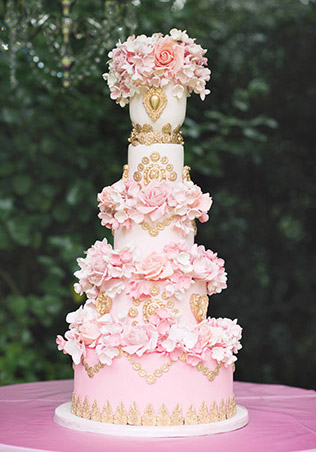 Роскошный золотой торт c живыми розовыми цветами
