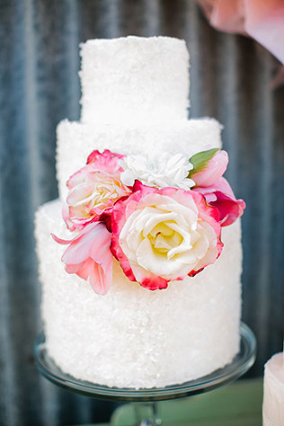 Белый торт с живыми розовыми цветами 