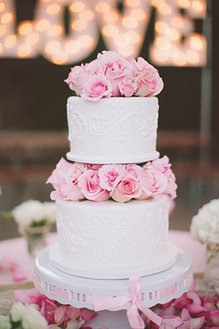 Белый торт с живыми розовыми цветами 