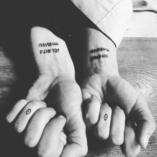 Вместо кольца: 20 уникальных идей свадебных татуировок для пар 