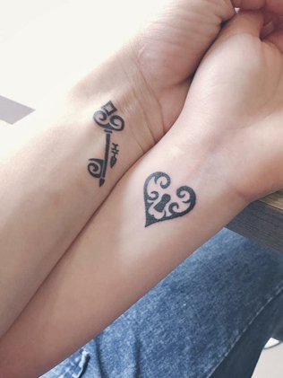 Вместо кольца: 20 уникальных идей свадебных татуировок для пар 