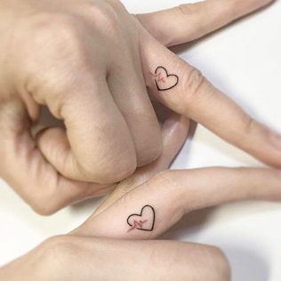 Вместо кольца: 20 уникальных идей свадебных татуировок для пар 