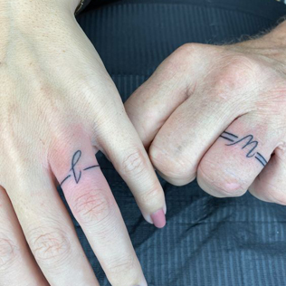 Вместо кольца: 20 уникальных идей свадебных татуировок для пар 