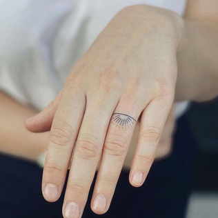 Вместо кольца: 20 уникальных идей свадебных татуировок для пар 