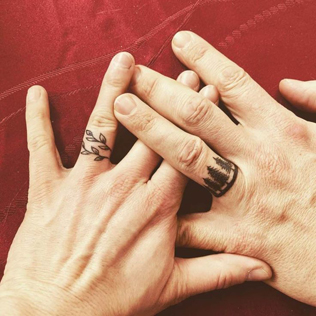 Вместо кольца: 20 уникальных идей свадебных татуировок для пар 