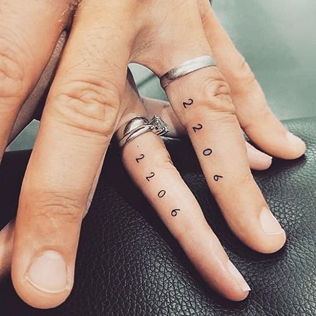 Вместо кольца: 20 уникальных идей свадебных татуировок для пар 