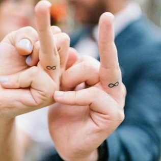 Вместо кольца: 20 уникальных идей свадебных татуировок для пар 