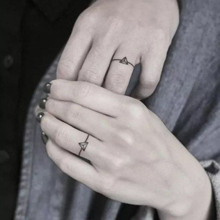 Вместо кольца: 20 уникальных идей свадебных татуировок для пар 