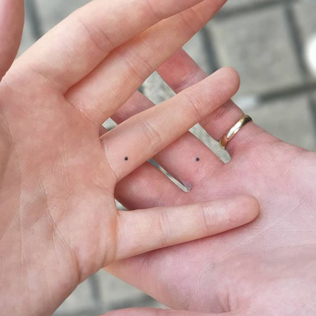 Вместо кольца: 20 уникальных идей свадебных татуировок для пар 