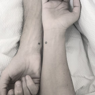 Вместо кольца: 20 уникальных идей свадебных татуировок для пар 