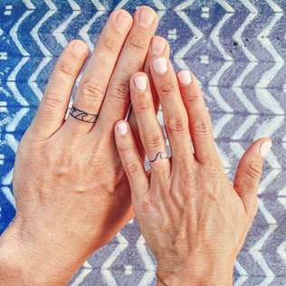 Вместо кольца: 20 уникальных идей свадебных татуировок для пар 