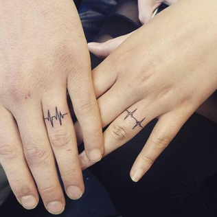 Вместо кольца: 20 уникальных идей свадебных татуировок для пар 