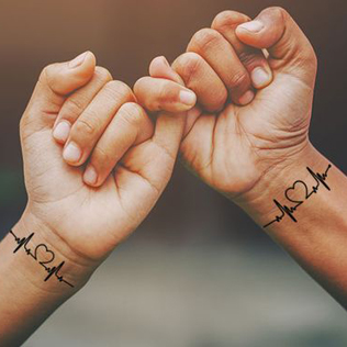 Вместо кольца: 20 уникальных идей свадебных татуировок для пар 