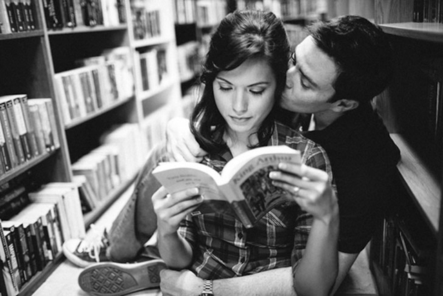 Read love stories. Фотосъемка в библиотеке. Библиотека Love story. Фотосессия пар в библиотеке. Парочка в библиотеке.