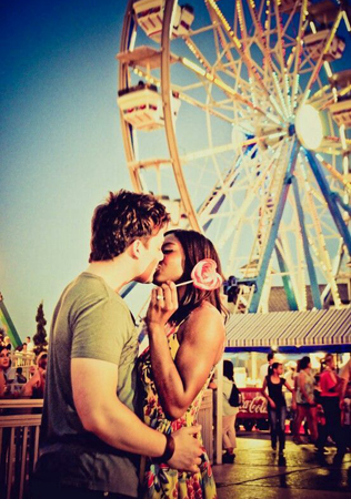 фотосессия love story в парке аттракционов 