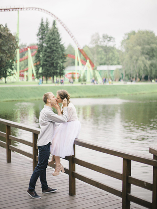 фотосессия love story в парке аттракционов 