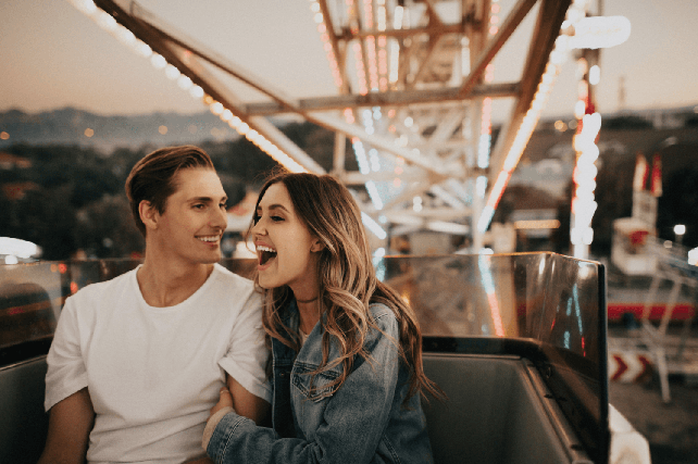 фотосессия love story в парке аттракционов 