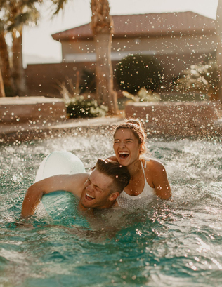  фотосессия love story у бассейна 