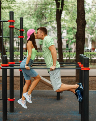  фотосессия love story на спортплощадке 